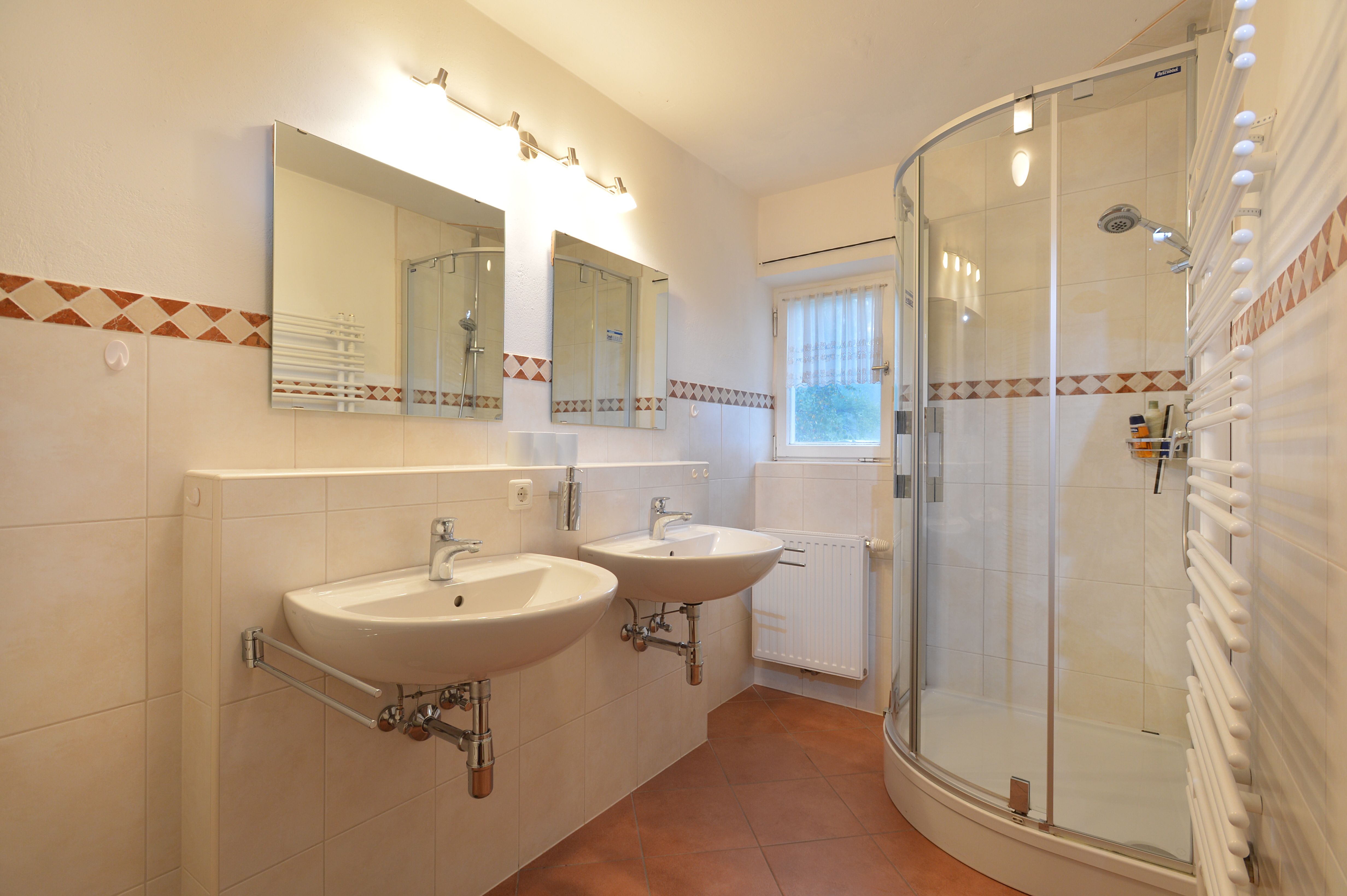 Ferienwohnung-Sonnseite-Going-Aschauerweg-75-Susanne-Martin-Badezimmer